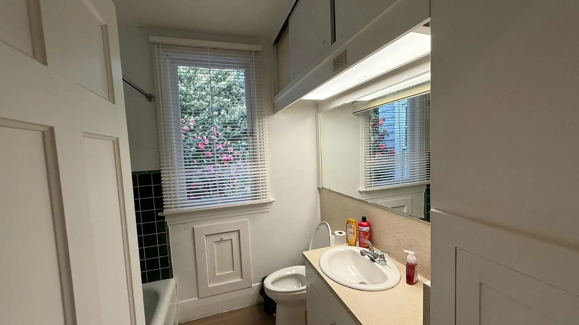 Private Room In Vancouver- Walk To Beautiful Kerrisdale Shopping Boulevard
